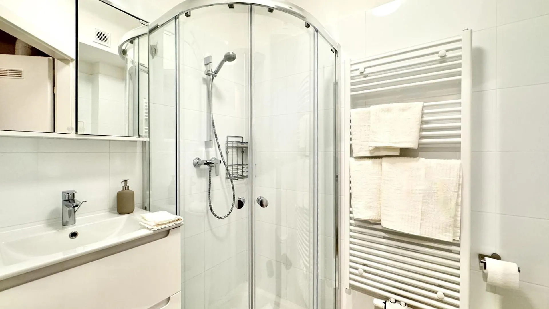 Newly Renovated Apartment At Yppenplatz Vienna