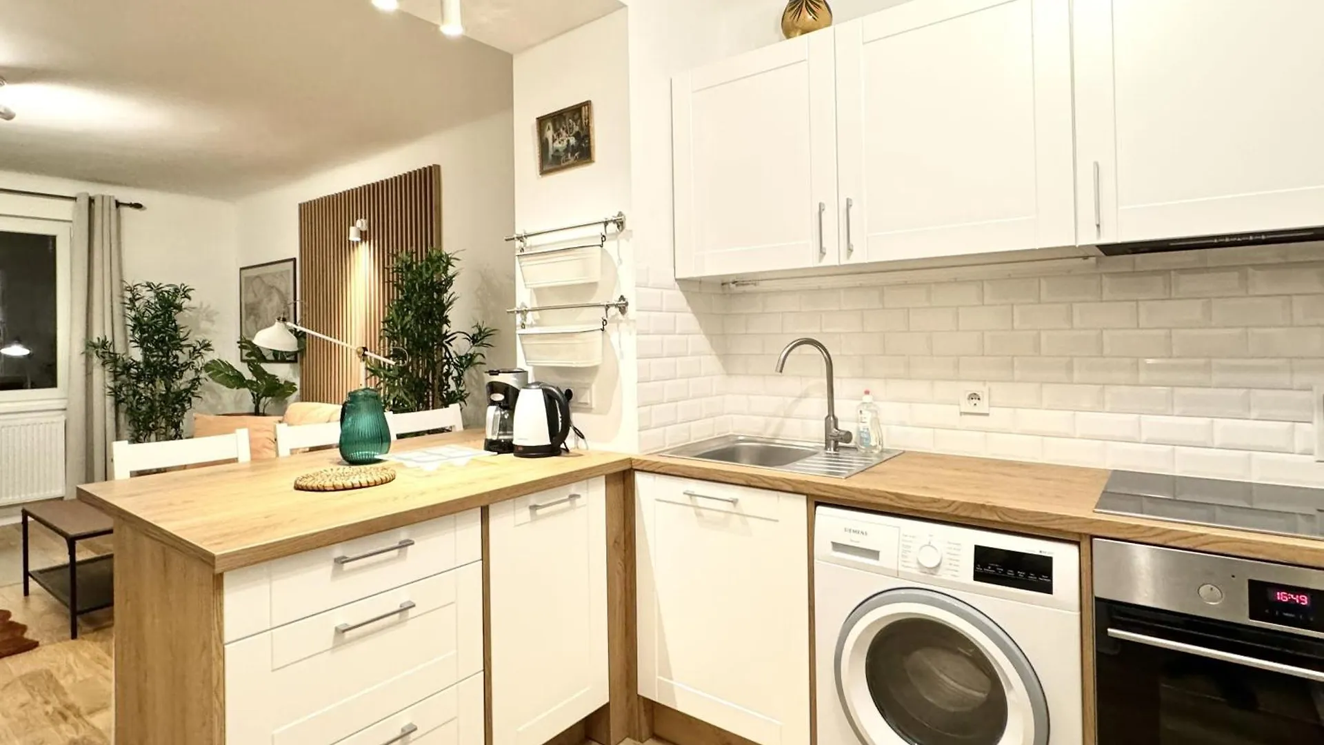 Newly Renovated Apartment At Yppenplatz Vienna
