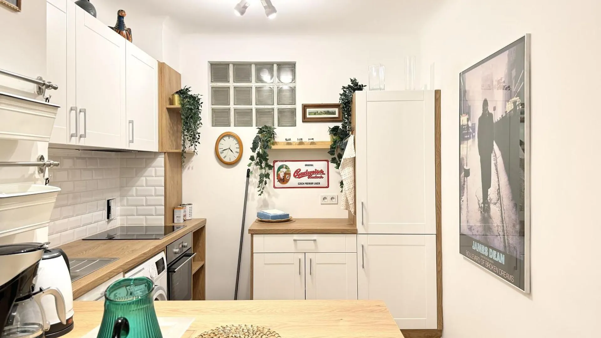 Newly Renovated Apartment At Yppenplatz Vienna