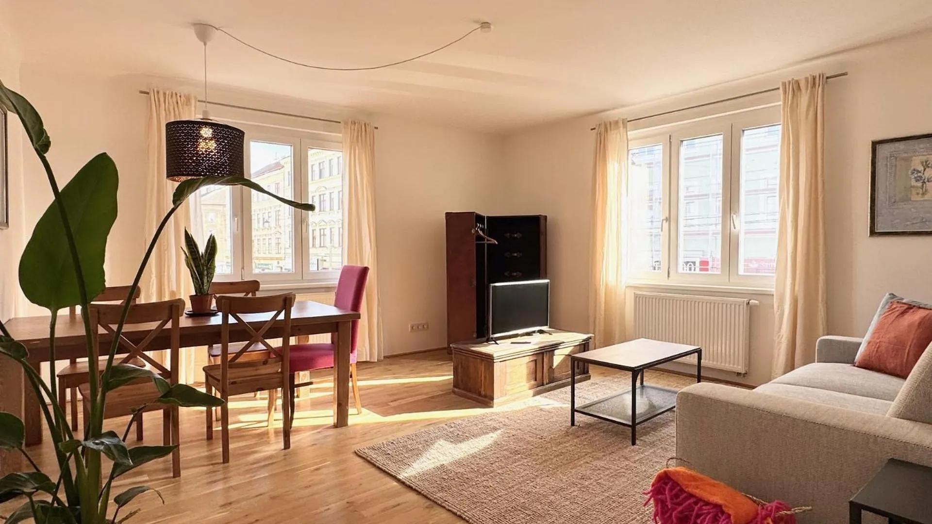 Newly Renovated Apartment At Yppenplatz Vienna