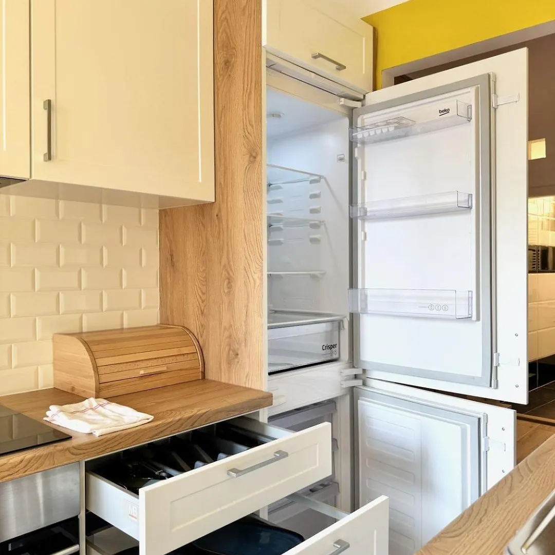 Newly Renovated Apartment At Yppenplatz Vienna